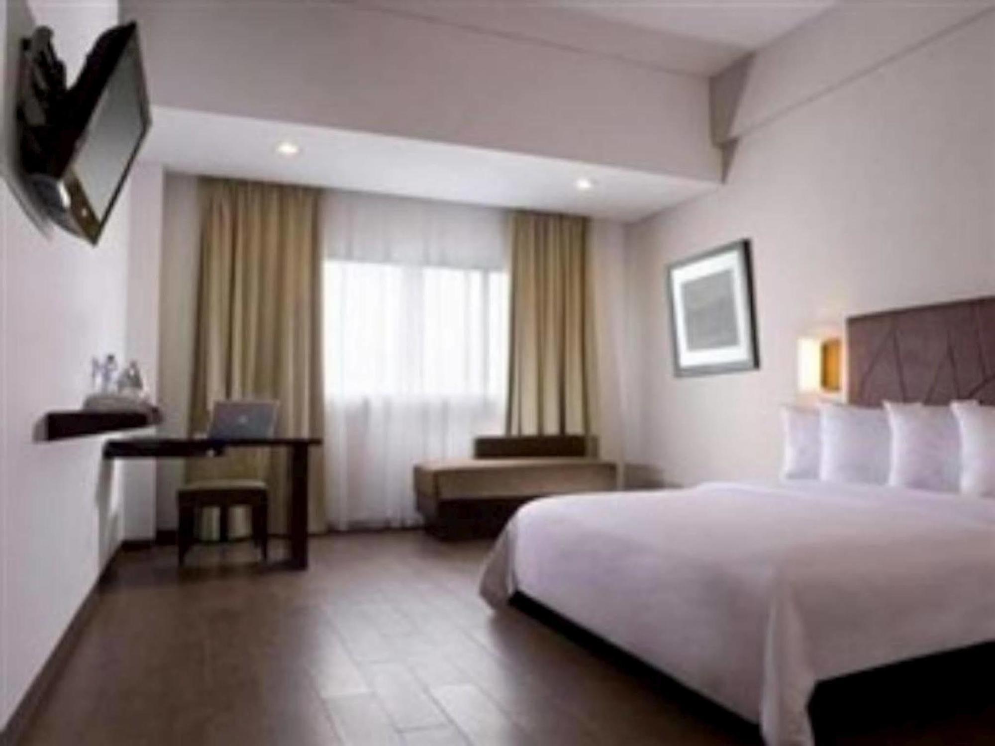 Hotel Santika Bogor Buitenkant foto
